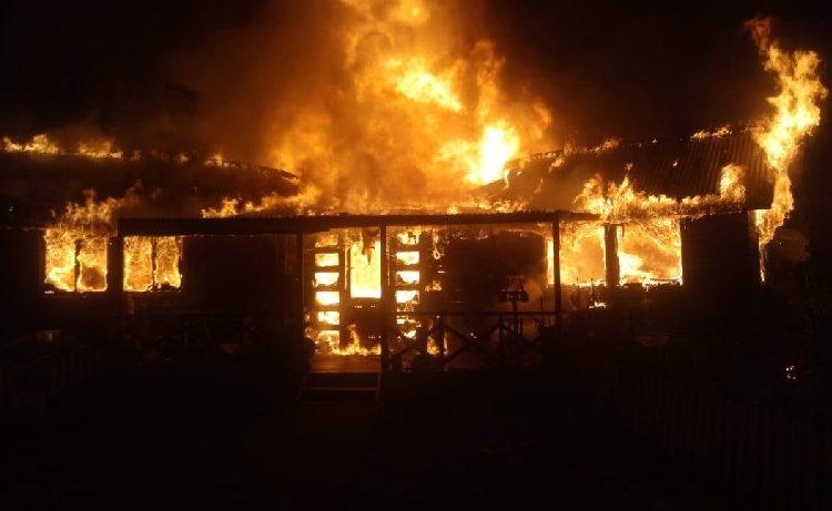Incendio destruyó una vivienda en sector costero de Coelemu y originó incendio forestal