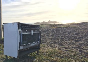 Insólito: Abandonan «vieja cocina» justo enfrente de Santuario Natural «La Lobería» en Cobquecura