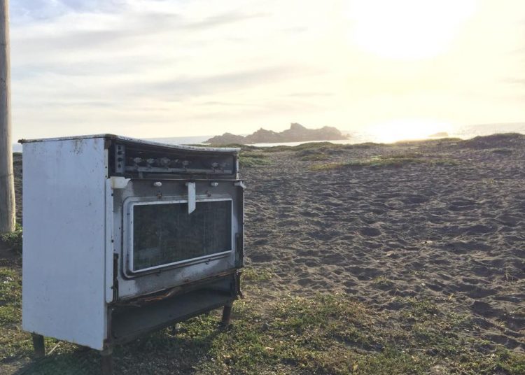 Insólito: Abandonan «vieja cocina» justo enfrente de Santuario Natural «La Lobería» en Cobquecura