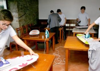 Colegio decide enseñar a sus alumnos cómo coser, planchar y cocinar