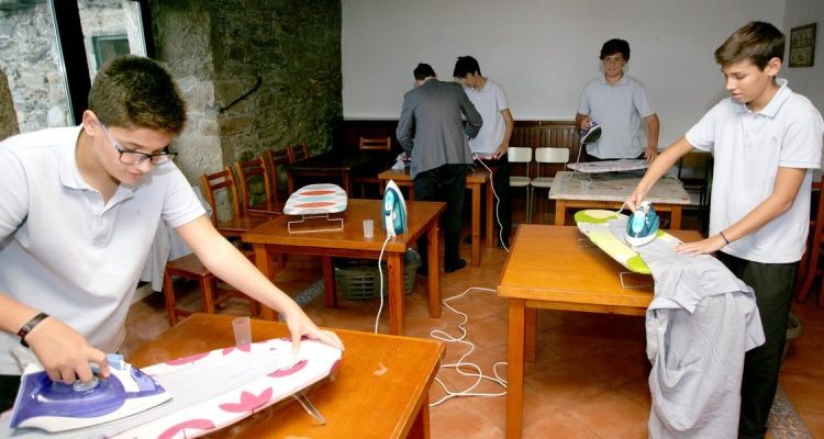 Colegio decide enseñar a sus alumnos cómo coser, planchar y cocinar