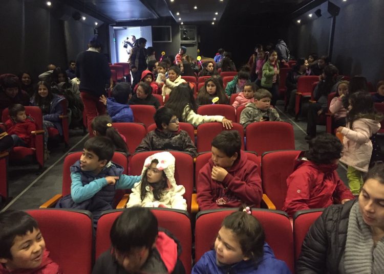 Cine Móvil llega a Cobquecura para celebrar el Mes del Cine Chileno