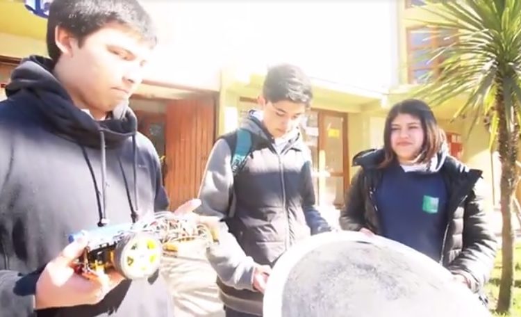 Estudiantes coelemanos participan en competencia internacional de robótica