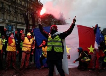 Más de 950 detenidos en toda Francia por multitudinarias protestas de «chalecos amarillos»