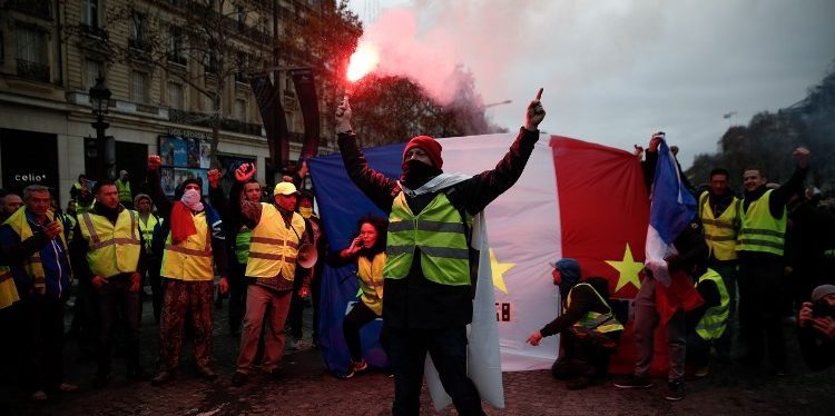 Más de 950 detenidos en toda Francia por multitudinarias protestas de «chalecos amarillos»