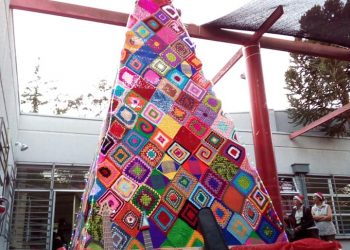 En Trehuaco construyeron árbol navideño sólo con cuadros tejidos con lana