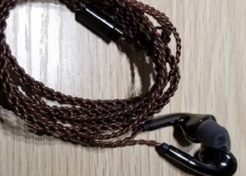 Joven muere electrocutado al escuchar música con audífonos mientras cargaba su celular