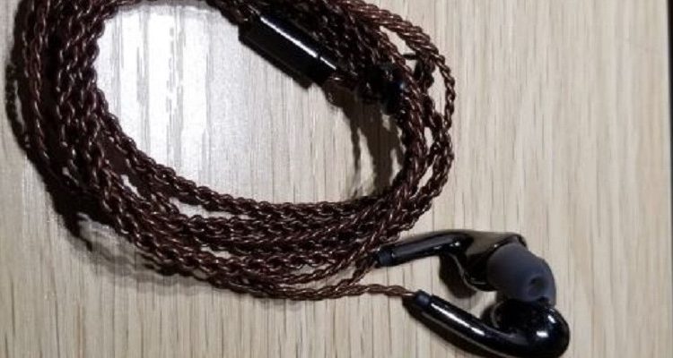 Joven muere electrocutado al escuchar música con audífonos mientras cargaba su celular