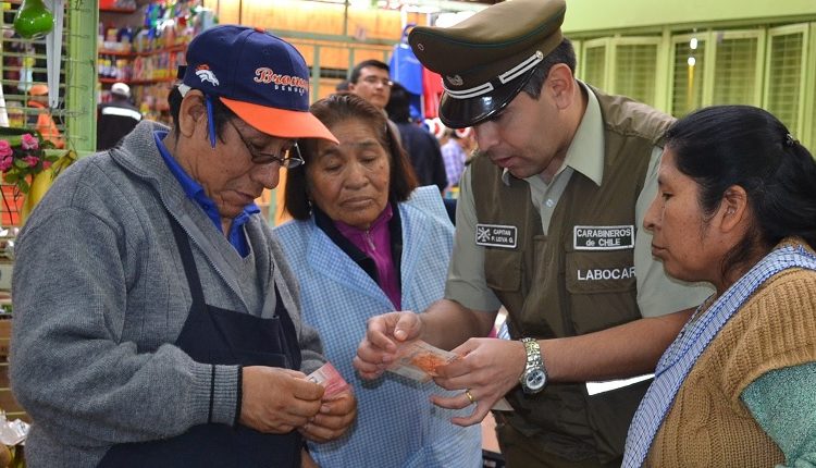 Carabineros (de los buenos) entregan recomendaciones para reconocer billetes más falsos que beso de suegra