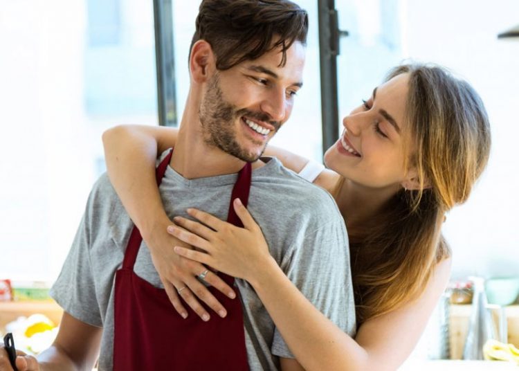Estudio reveló que los hombres que cocinan son mejores en el sexo