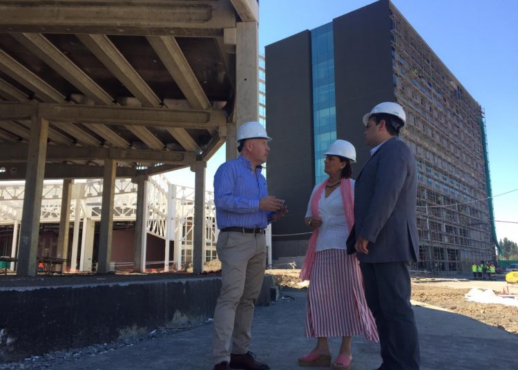 Gobernadora de Itata gestiona alianza estratégica con Casino Marina del Sol para comercializar productos de la provincia