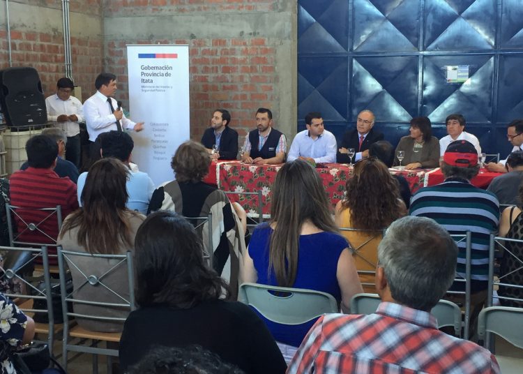 Gobernadora de Itata y seremis realizaron inédita mesa de trabajo con 70 viñateros de Guarilihue