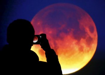 Hoy domingo es Superluna, eclipse lunar total y luna de sangre