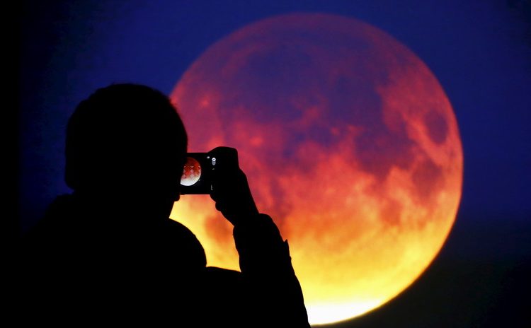 Hoy domingo es Superluna, eclipse lunar total y luna de sangre