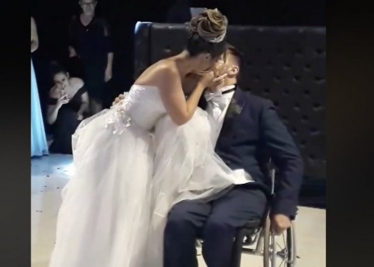 «Esto es de lo que el amor es capaz»: el inspirador baile de un hombre paralítico y su esposa que conmueve en Internet