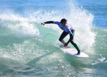 Talentos jóvenes del surf animaron con olas perfectas la primera jornada del Nacional de Surf en Cobquecura