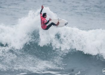 Surfistas superan las inclemencias de la lluvia y el frío en segunda jornada del Nacional de Surf
