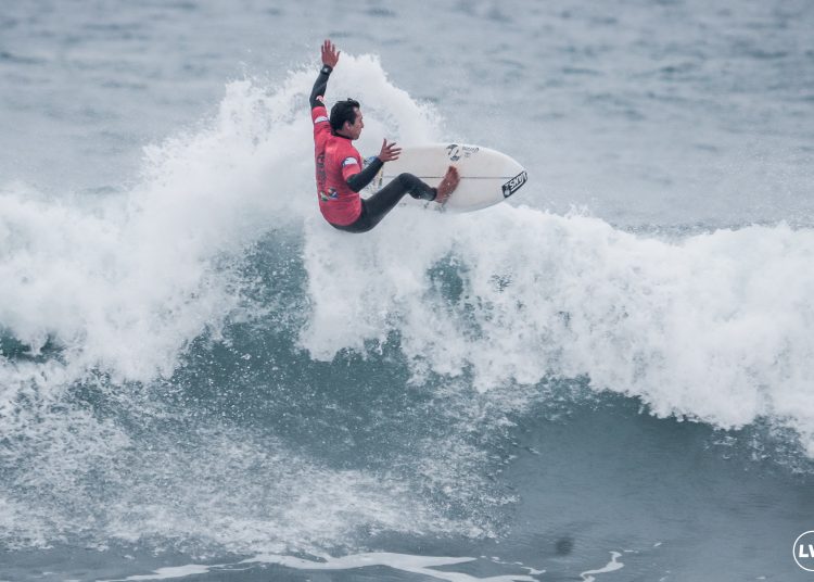 Surfistas superan las inclemencias de la lluvia y el frío en segunda jornada del Nacional de Surf
