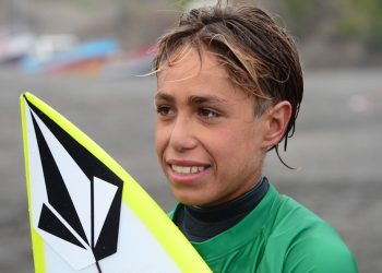 El pequeño Noel de La Torre a sus 14 años se llevó la triple corona del Nacional de Surf en Cobquecura