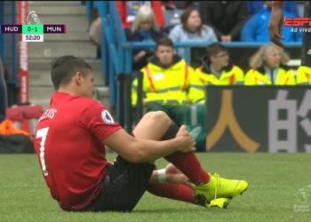 Alexis Sánchez enciende las alarmas: salió lesionado en el duelo entre el United y el Huddersfield