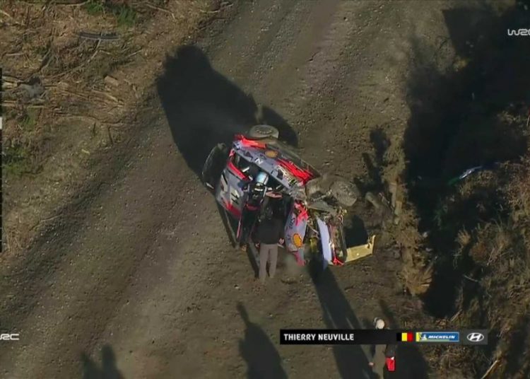 Neuville se vuelca, se salva de un incendio y abandona el WRC Chile: carrera estuvo detenida