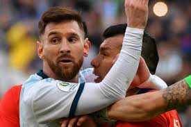 Gary Medel y la roja ante Argentina: «Creo que el árbitro se manejó súper mal con la expulsión»