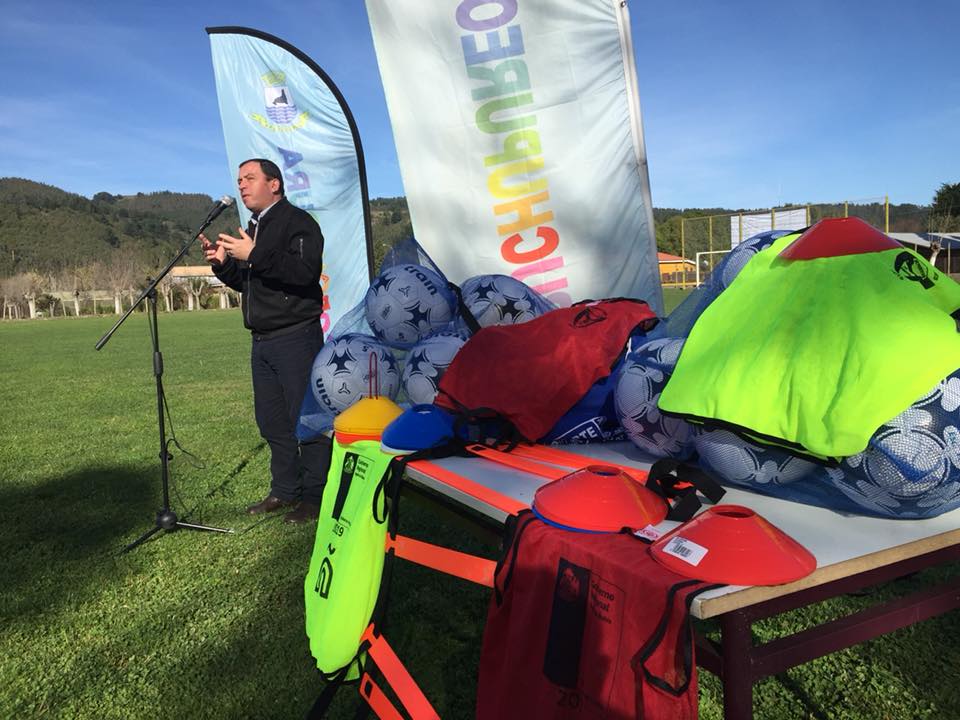 Alcalde Julio Fuentes participó en ceremonia inaugural de la escuela de fútbol del club deportivo Las Canchas en Buchupureo 