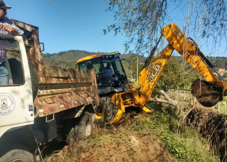 Municipio de Cobquecura firma convenio con MOP para limpieza de esteros en Buchupureo y Talcamávida