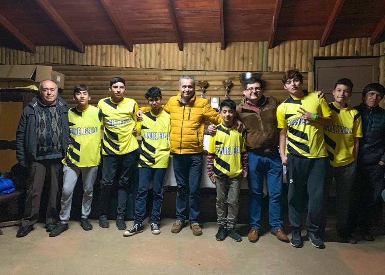 Concejal gestionó camisetas deportivas para el club Maravilla de Quirihue