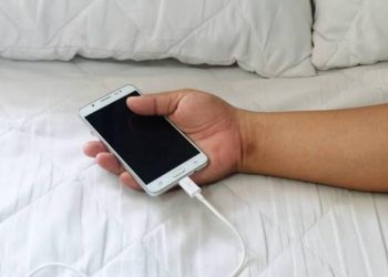 Joven de 25 años murió electrocutado al quedarse dormido usando su celular