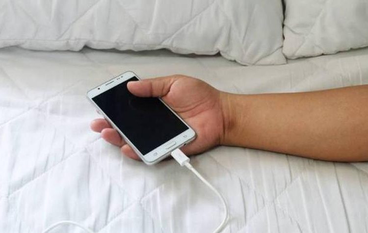 Joven de 25 años murió electrocutado al quedarse dormido usando su celular