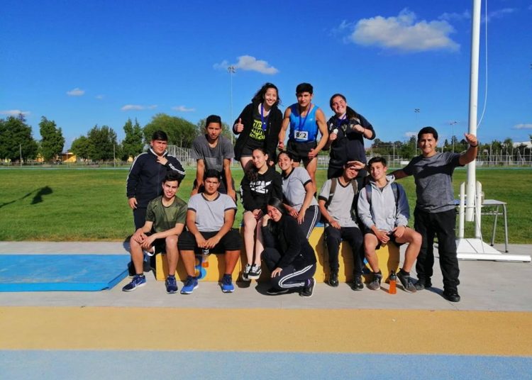 Deportistas del Liceo de Quirihue subieron al podio en regional de atletismo