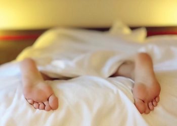 ¿Cómo conciliar el sueño cuando hace calor? especialista entrega todas las claves para dormir bien