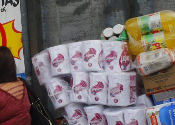 «Máximo 5»: Walmart Chile anuncia tajante medida para que clientes no acaparen ciertos productos