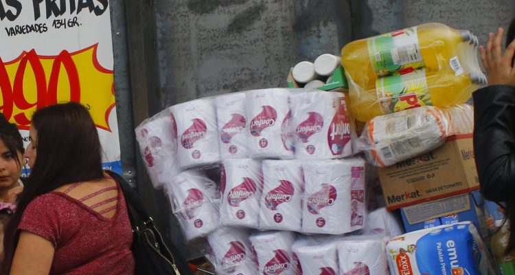 «Máximo 5»: Walmart Chile anuncia tajante medida para que clientes no acaparen ciertos productos