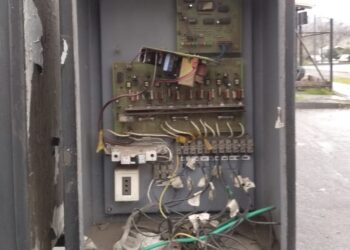 Desconocidos dañaron y dejaron fuera de servicio semáforo en Avenida Prat con Maipú en Quirihue