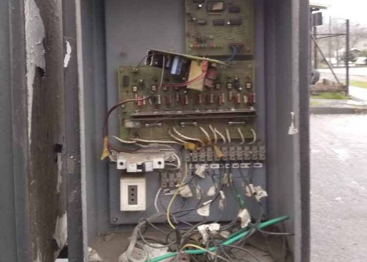 Desconocidos dañaron y dejaron fuera de servicio semáforo en Avenida Prat con Maipú en Quirihue