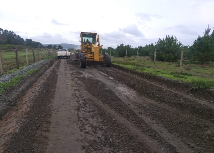 Con maquinaria propia en Cobquecura se realizan trabajos en camino a Colmuyao y Los Maquis