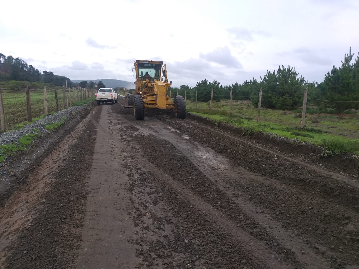 Con maquinaria propia en Cobquecura se realizan trabajos en camino a