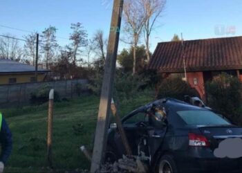 Joven ninhuano resultó gravemente herido al chocar su auto contra un poste en San Nicolás