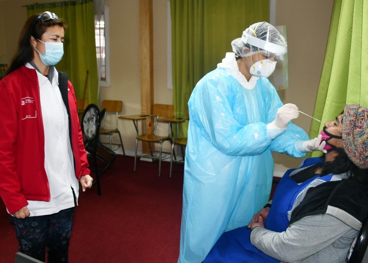 Salud realiza testeo de PCR en la feria de Chillán para detectar posibles casos de coronavirus