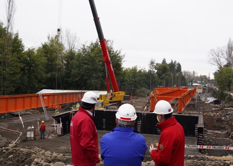 Instalación de vigas en puente Pinto – Coihueco alcanzan 40% de avance
