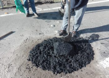 Municipio de Cobquecura realizó bacheo de ruta hacia Quirihue y tapó hoyo gigante frente a escuela Santa Carolina