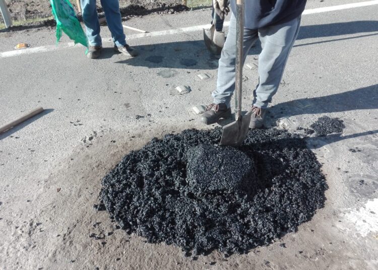 Municipio de Cobquecura realizó bacheo de ruta hacia Quirihue y tapó «hoyo gigante» frente a escuela Santa Carolina