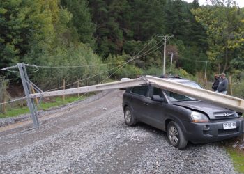 Jeep chocó contra poste y deja a 800 clientes sin energía eléctrica en Coelemu y Trehuaco