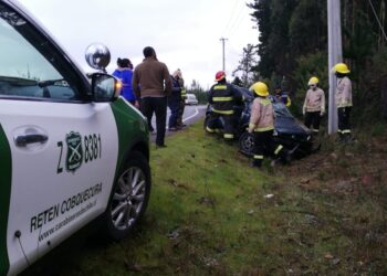 Automóvil volcó y chocó contra un poste en camino Quirihue a Cobquecura: Un herido