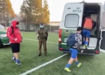 Carabineros detuvo a 8 jóvenes que jugaban fútbol en estadio municipal de San Carlos