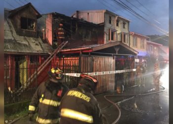 Dos bebés gemelos y su abuela fallecen en incendio que afectó a tres viviendas en Coronel