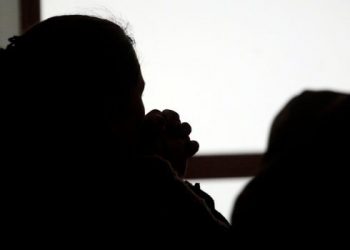 Mujer que iba a denunciar violación es detenida por no respetar toque de queda