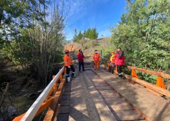 Mejoran y reconstruyen puente en camino rural de Portezuelo